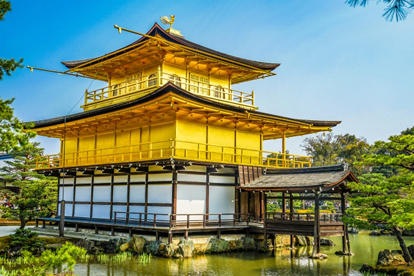 京都のおすすめデートプラン（木の間から覗く金閣寺）| 高級交際クラブTen Carat「10カラットコラム」