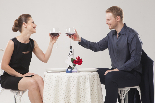 ワインを飲む男女 | 女性と上手く会話を続けるための5つのコツ | 高級交際クラブTen Carat「10カラットコラム」