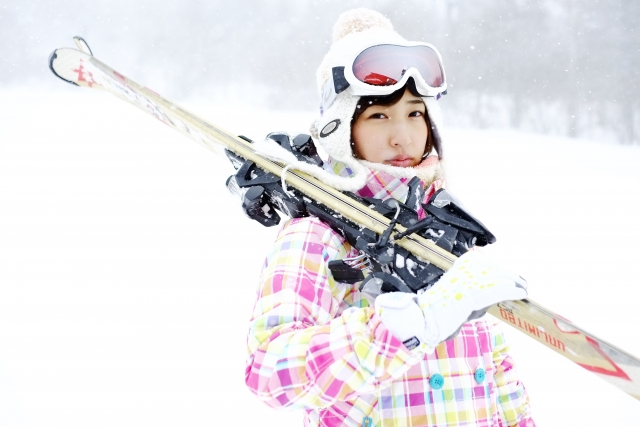 スキー場で待つ女性 | 今季オススメなスノースポーツデート | 高級交際クラブTen Carat「10カラットブログ」