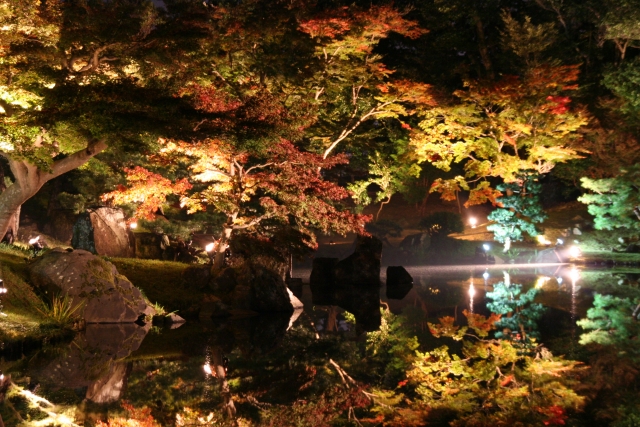 秋の玄宮園ライトアップ | 今年行きたい、デートにおすすめな紅葉スポット5選（西日本編） | 高級交際クラブTen Carat「10カラットブログ」