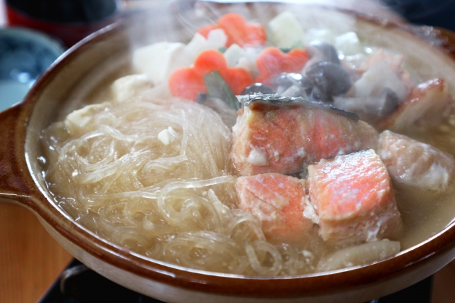 石狩鍋 | 現地で食べてみたい！日本全国のおすすめご当地鍋5選 | 高級交際クラブTen Carat「10カラットブログ」