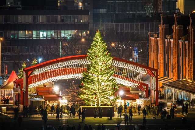 赤レンガ倉庫とクリスマスツリー | 今年の冬にデートで行きたいおすすめイルミネーションスポット | 高級交際クラブTen Carat「10カラットブログ」